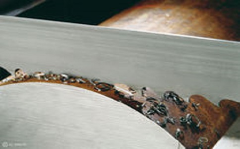 内江带锯床线速度设定过高，为什么会导致带锯条齿尖发热加速锯条的磨损？